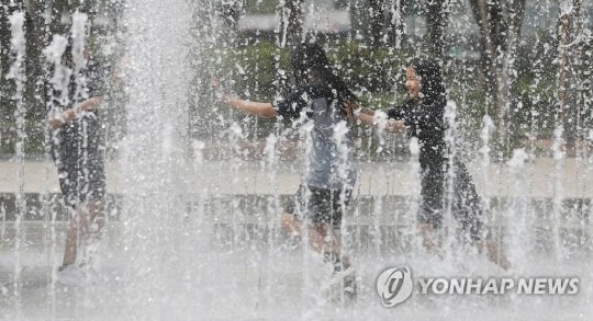 대구에 폭염경보가 발효된 지난 3일 오후 대구 서구 평리공원 분수대에서 아이들이 물놀이하며 더위를 식히고 있다. 연합뉴스